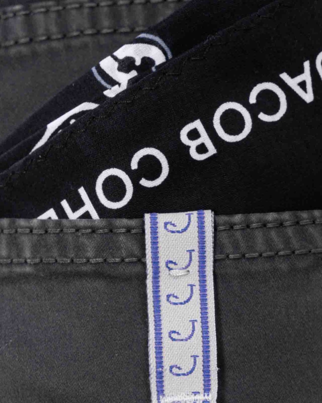 shop JACOB COHEN Saldi Jeans: Jacob Cohen pantaloni Lenny.
Bottoni logati con verniciatura.
Vita regolare.
Salpa in cavallino con logo in similpelle ricamato.
Patta interna ricamata con nome del pantalone e citazione del fondatore.
Chiusura con bottoni.
Include foulard con stampa di collezione.
Profumati con l'esclusiva fragranza Jacob Cohën
Capo continuativo.
Composizione: 60% Cotone 38% Lyocell 2% Elastan.
Fabbricato in Italia.. UQE28 36 S3903LENNY-C35 number 3503165